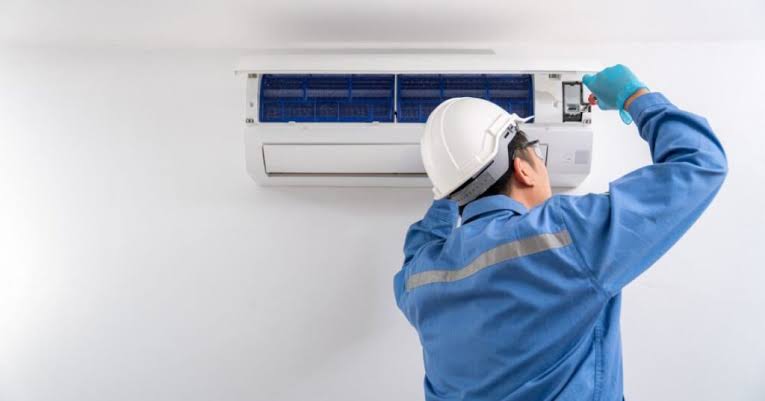 Técnico da Solucion-Ar fazendo manutenção em ar-condicionado